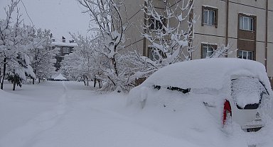 Bitlis'te kar kalınlığı 1 metreye ulaştı; 306 köy yolu kapalı