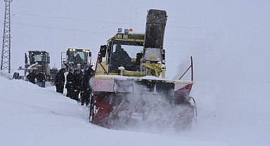 Bitlis'te kar kalınlığı 1 metreye ulaştı; 306 köy yolu kapalı