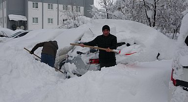 Bitlis'te kar kalınlığı 1 metreyi aştı, 300 köy yolu kapalı