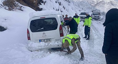 Bitlis'te kara saplanan araçtakilerin yardımına ekipler yetişti