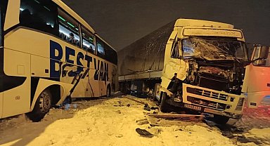 Bitlis'te yolcu otobüsü ile TIR çarpıştı; 2 yaralı
