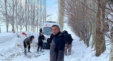 Böbrek hastası, kardan kapanan yol açılarak hastaneye ulaştırıldı