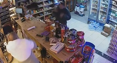 Bodrum'da markete giren tavuk güçlükle çıkartıldı; o anlar kamerada