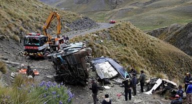 Bolivya'da otobüsün uçuruma yuvarlanması sonucu 31 kişi hayatını kaybetti