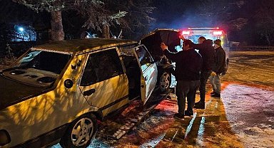 Bolu'da buzlanan yolda otomobil, fabrikanın bahçesine uçtu