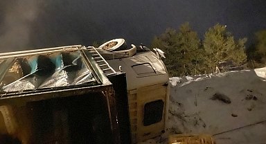 Bolu'da canlı tavuk yüklü kamyon devrildi; sürücü yaralandı, yüzlerce hayvan öldü