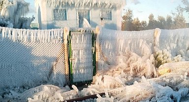 Boru patlayınca akan su dondu, güzel görüntüler oluştu