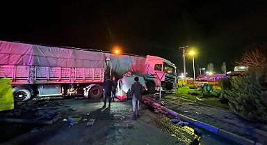 Bursa'da 2 TIR çarpıştı; sürücüler yaralandı