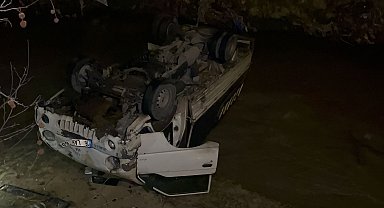 Bursa'da, 2.14 promil alkollü olan sürücünün kullandığı kamyonet dereye düştü