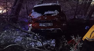 Bursa'da cip, karlı yolda 15 metreden şarampole uçtu; 5 yaralı