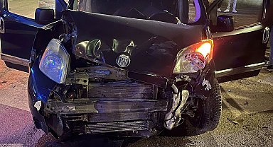 Bursa'da hafif ticari araç ile otomobil çarpıştı: 4 yaralı