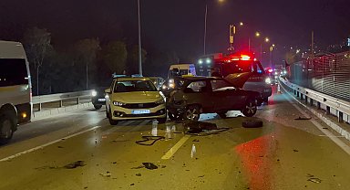 Bursa'da hafif ticari araç, önünde ilerleyen 3 otomobile çarptı