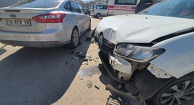 Bursa'da iki otomobil çarpıştı; 2 yaralı