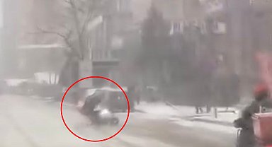 Bursa'da motokuryelerin karlı yolda yaşadığı zor anlar kamerada