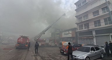 Bursa'da oto aksesuar dükkanında çıkan yangın, bitişikteki iş yerine sıçradı
