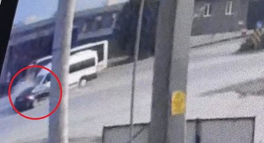 Bursa'da otomobil ile servis minibüsünün çarpıştığı kaza kamerada: 7'si öğrenci 10 yaralı