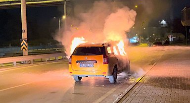 Bursa'da seyir halindeki otomobil alev alev yandı: o anlar kamerada