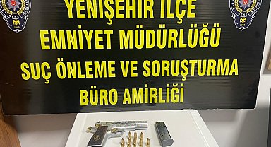 Bursa'da, üzerlerinde uyuşturucu ve tabanca ele geçirilen şüphelilere gözaltı