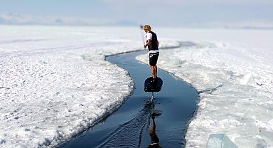 Buz kaplı Çıldır Gölü'nde nefes kesen sörf gösterisi