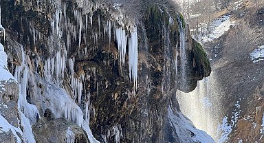Buz tutan Dipsizgöl Şelalesi her mevsim ayrı güzel