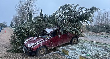 Çaldığı kamyonetle kaza yapıp, başka bir aracı daha çalıp kaçtı