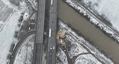 Çarpışan TIR ile Karayolları aracı köprüden uçtu: 2 ölü