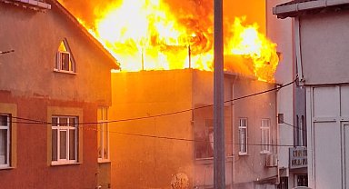Çatıda çıkan yangın, bitişikteki binaya da sıçradı, 1 kişi dumandan etkilendi