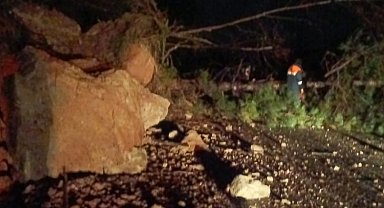 Cide-Bartın yolu heyelan nedeniyle ulaşıma kapandı