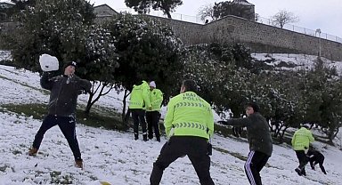 Çocuklar ile polislerin kar eğlencesi