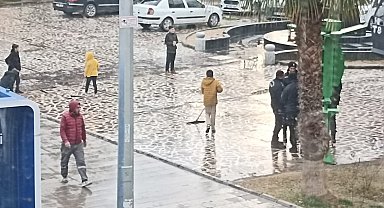 Çocuklar yağmur suyu dolan alanı temizleyip top oynadılar