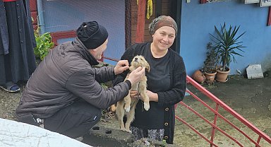 Çöp konteynerinin yanına bırakılan yavru köpeği sahiplendiler