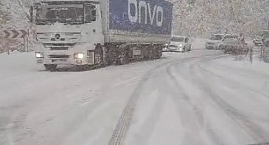 Çorum'da kar; sürücüler zor anlar yaşadı