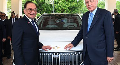 Cumhurbaşkanı Erdoğan, Malezya Başbakanı İbrahim'e Togg hediye etti