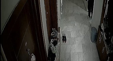 Daire önünden çaldıkları ayakkabıları bırakıp kaçtılar; o anlar kamerada