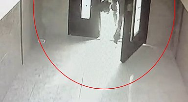 Dairenin önündeki ayakkabıyı çalıp, yerine terlik bıraktı