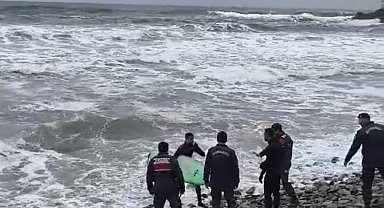 Dalgalı denizde sörf yaparken boğulma tehlikesi geçirdiler