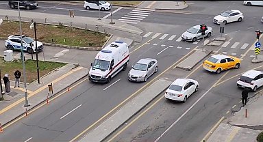 Darbettiği eşini hastaneye götüren ambulansı takip edip, durdurmak istedi; o anlar kamerada