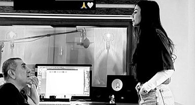 Demet Özdemir, Eşref Rüya için şarkı söyledi