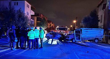 Denizli'de kamyonet ile otomobilin çarpışması kamerada: 1 ölü, 4 yaralı