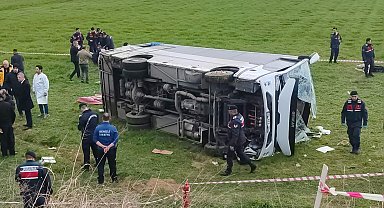 Denizli'de öğrenci servis midibüsü devrildi; yaralılar var