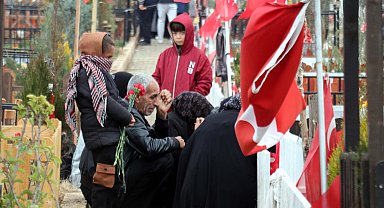 Depremde kaybettikleri yakınlarının mezarlarını ziyaret ettiler