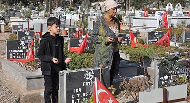 Depremde ölen eşinin mezarını ziyaret edip, karanfil bırakarak Sevgililer Günü'nü kutladı