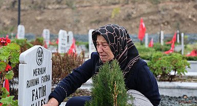 Depremin 2'nci yıl dönümünde Hatay'da mezarlıklarda yoğunluk