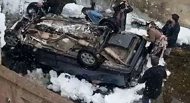 Dereye uçan otomobilde can pazarı; kurtarma anları kamerada