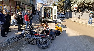 Devrilen motosikletteki 2 kişi yaralandı; arkadaşının başından ayrılmadı
