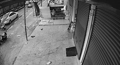 Devrilen rafın altında kalmaktan son anda kurtuldu