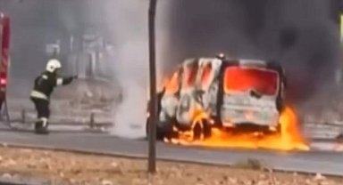 Diyarbakır'da hafif ticari araç alev alev yandı