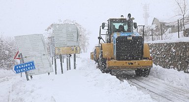 Diyarbakır'da kar; Çermik'te taşımalı eğitime ara, Silvan'da 22 yerleşim yeri ulaşıma kapandı