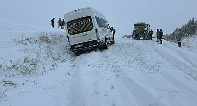 Diyarbakır'da öğretmenleri taşıyan servis minibüsü kara saplandı