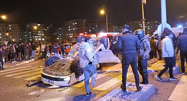 Diyarbakır'da önündeki araca çarpan otomobil, takla attı: 4 yaralı